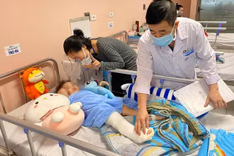 Các bác sĩ thăm khám cho bệnh nhi. 