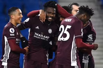 Các cầu thủ Leicester mừng trận thắng Brighton 2-1.