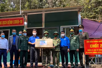 Thăm, tặng quà cho các chiến sĩ tại các điểm chốt phòng chống dịch Covid-19. (Ảnh: Tỉnh đoàn Nghệ An)