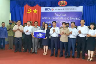 Lãnh đạo tỉnh Cà Mau và đơn vị tài trợ trao tượng trưng 50 căn nhà cho hộ đồng bào dân tộc thiểu số Cà Mau.