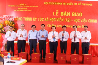 Đồng chí Nguyễn Xuân Thắng dự bàn giao ký túc xá Học viện Chính trị khu vực IV