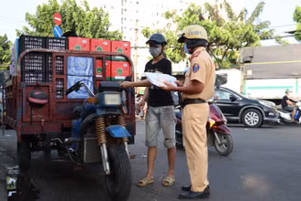Một xe ba bánh tự chế dùng để chở hàng bị lực lượng CSGT kiểm tra, xử phạt.