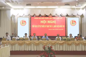 Phó Thủ tướng Thường trực Trương Hoà Bình cùng Đoàn đại biểu Quốc hội tỉnh Long An đã có buổi tiếp xúc cử tri trước kỳ họp thứ 11, Quốc hội khóa XIV.