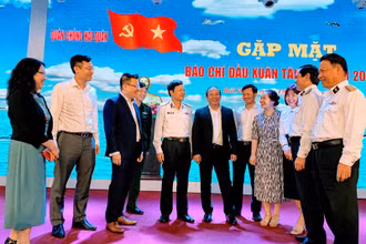 Lãnh đạo Bộ Tư lệnh Hải quân trao đổi với phóng viên báo chí và các cơ quan liên quan.