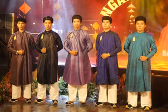 Trình diễn áo dài ngũ thân truyền thống. Ảnh: TTXVN.