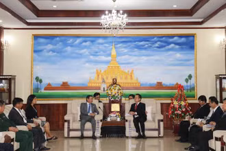 Đại sứ Nguyễn Bá Hùng (trái) nhấn mạnh sự sự lãnh đạo đúng đắn, sáng suốt, có tính chất quyết định của Đảng Cộng sản Việt Nam và Đảng NDCM Lào, chiều 19-3.