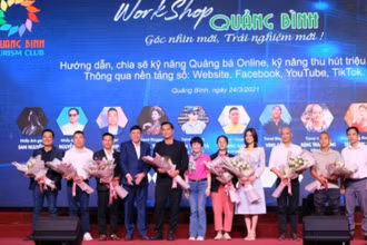 Lãnh đạo Sở Du lịch Quảng Bình tặng hoa cho những người nổi tiếng cho trên mạng xã hội đến chia sẻ kinh nghiệm quảng bá du lịch trên nền tảng số.