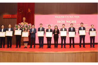 Lãnh đạo Thành ủy Hà Nội tặng bằng khen cho các đơn vị thực hiện xuất sắc Đề án 21.