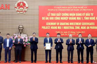 Trao giấy chứng nhận đăng ký đầu tư Dự án KCN Hoàng Mai 1 cho Công ty CP Hoàng Thịnh Đạt.