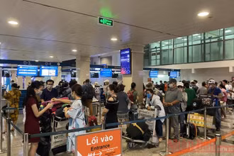 Hành khách chờ làm thủ tục tại Sân bay quốc tế Tân Sơn Nhất, TP Hồ Chí Minh.