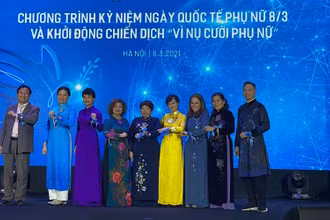 Các đại biểu cùng nhau hưởng ứng chiến dịch “Vì nụ cười phụ nữ”