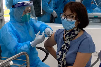 Vaccine của AstraZeneca phòng ngừa bệnh Covid-19 có triệu chứng tới 79%