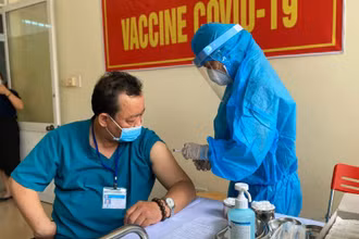 BS Lê Thành Phúc, Giám đốc Bệnh viện Phổi Đà Nẵng được tiêm vaccine Covid-19. 