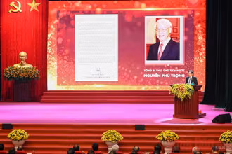 Đồng chí Thuận Hữu, Tổng Biên tập Báo Nhân Dân, Phó Trưởng ban Tuyên giáo T.Ư, Chủ tịch Hội Nhà báo Việt Nam công bố Thư chúc mừng của Tổng Bí thư, Chủ tịch nước Nguyễn Phú Trọng tại lễ kỷ niệm.