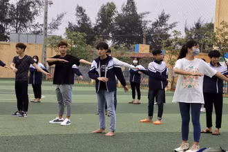 Một số học sinh Trường THPT Lê Quý Đôn (Thanh Miện) không đeo khẩu trang trong giờ học thể dục.