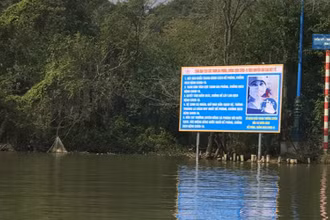 Tuyên truyền về phòng, chống dịch Covid-19 dọc theo suối Yến, trên đường vào chùa Hương.