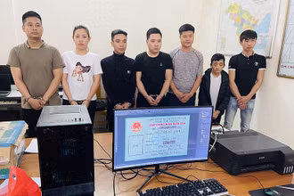 Bảy đối tượng trong ổ nhóm tội phạm sử dụng công nghệ cao cùng tang vật. 