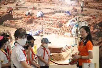 Học sinh Hà Nội tham gia hoạt động giáo dục di sản tại Hoàng thành Thăng Long.