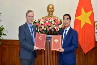 Lễ trao đổi Công hàm khẳng định ngày có hiệu lực của Hiệp định thương mại tự do giữa Việt Nam và Anh. (Ảnh: Tuấn Anh/Báo Thế giới và Việt Nam)