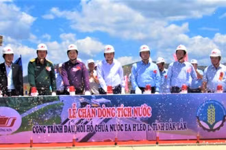 Lãnh đạo Bộ NN-PTNT, UBND tỉnh Đắk Lắk, đại diện chủ đầu tư và đơn vị thi công ấn nút chặn dòng hồ chứa nước Ea H’leo.