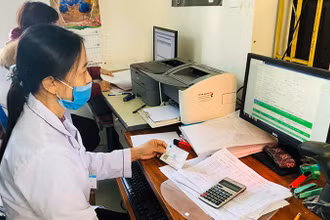 Cán bộ Trạm y tế xã Đức Long, huyện Nho Quan, tỉnh Ninh Bình (Ảnh minh họa: Quang Minh)