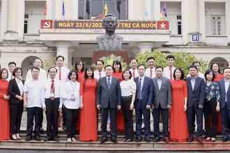 Đồng chí Vương Đình Huệ, Ủy viên Bộ Chính trị, Bí thư Thành ủy cùng các đồng chí lãnh đạo thành phố Hà Nội với các cán bộ chủ trốt trường đào tạo cán bộ Lê Hồng Phong. Ảnh: Duy Linh