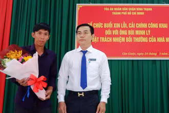 Phó Chánh án TAND quận Bình Thạnh (TP Hồ Chí Minh) Vũ Ngọc Hoan tặng hoa cho anh Lý.