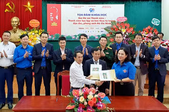 Bí thư T.Ư Đoàn TNCS Hồ Chí Minh Nguyễn Ngọc Lương (đứng giữa, hàng sau trong ảnh) cùng đại diện lãnh đạo Đoàn Khối các cơ quan T.Ư, Thành đoàn Hà Nội, Ban Quản lý Khu di tích Chủ tịch Hồ Chí Minh và các đơn vị liên quan tại lễ ký kết triển khai công trình số hóa tài liệu, hiện vật.