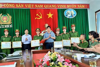 Đồng chí Y Vinh Tơr, Bí thư Thị ủy Buôn Hồ và đồng chí Phạm Phú Lộc, Chủ tịch UBND thị xã Buôn Hồ tặng giấy khen cho các cán bộ, chiến sĩ có thành tích tiêu biểu, xuất sắc trong việc nhanh chóng làm rõ, bắt giữ đối tượng gây ra vụ cướp xe ôm.