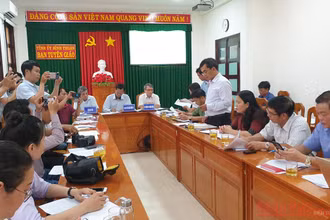 Bác sĩ Đặng Thức Anh Vũ, Phó Giám đốc Sở Y tế Bình Thuận (đứng bên phải ảnh) tại buổi họp.
