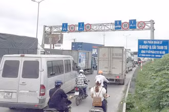 Cầu Thanh Trì vẫn thường xuyên quá tải phương tiện.