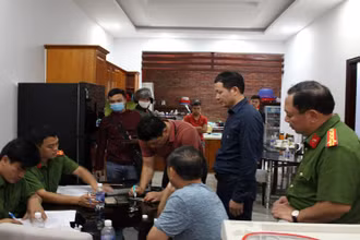 Lãnh đạo Công an tỉnh Đồng Nai chỉ đạo khám xét bên trong nhà làm việc một địa điểm thuộc Công ty Vân Trúc.