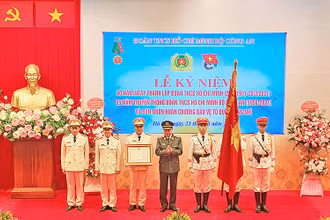 Đại tướng Tô Lâm trao Huân chương Bảo vệ Tổ quốc hạng Nhì tặng Đoàn TNCS Hồ Chí Minh Bộ Công an.