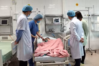 Các y, bác sĩ thăm khám cho bệnh nhân.