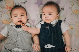 Một cặp bé trai song sinh 5 tháng tuổi. Ảnh: Getty Images / iStock.