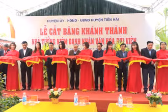Các đại biểu thực hiện nghi thức cắt băng khánh thành.