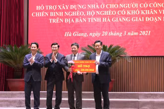 Nguyên Chủ tịch nước Trương Tấn Sang và lãnh đạo tỉnh Hà Giang cùng các tổ chức, cá nhân ủng hộ chương trình xóa nhà tạm.