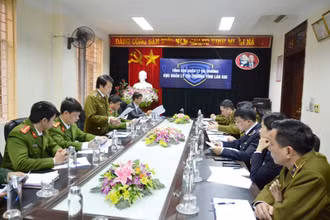 Ông Vũ Hồng Sơn, Phó Chánh Văn phòng Ban Chỉ đạo 389 quốc gia và đoàn công tác làm việc tại Lào Cai.