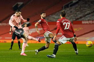 O. Burke (áo hồng) ghi bàn giúp Sheffield thắng Man United 2-1.