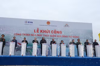 Thủ tướng Chính phủ Nguyễn Xuân Phúc (đứng giữa) cùng các đại biểu tham gia nghi thức khởi công công trình.