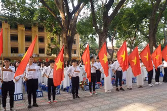 Học sinh Trường THPT Phan Đình Phùng trong lễ khai giảng năm học mới (Ảnh: HƯƠNG LÝ)
