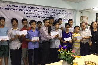 Ông Nguyễn Thanh Tòng (thứ hai từ phải sang) về nước trao học bổng cho trẻ có hoàn cảnh khó khăn năm 2017. 