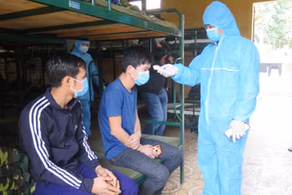 Các y, bác sĩ Trung đoàn 123 (Bộ Chỉ huy Quân sự tỉnh) đang kiểm tra thân nhiệt các công dân từ Trung Quốc trở về.