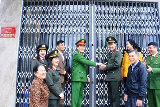 Trao nhà tình nghĩa cho Trung úy Nguyễn Văn Hiếu, cán bộ Công an huyện Bảo Thắng.
