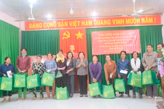 Nguyên Phó Chủ tịch nước Trương Mỹ Hoa tặng quà Tết cho người dân xã Bình Thạnh, TP Hồng Ngự (Đồng Tháp).