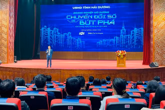 Bí thư Tỉnh ủy Hải Dương thuyết trình tại hội nghị chuyển đổ số.