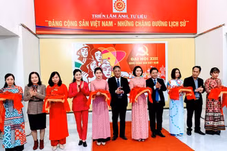 Các đại biểu cắt băng khai mạc triển lãm.