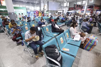 Hành khách thực hiện giãn cách xã hội khi chờ xe ở bến xe Mo Chi, Bangkok. (Ảnh: Bưu điện Bangkok)