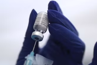 Nhân viên y tế chuẩn bị vaccine Covid-19 của Pfizer để tiêm chủng ở Los Angeles, California, Mỹ ngày 7-1. Ảnh: Reuters.