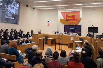  Phiên tranh tụng đầu tiên tại Tòa đại hình thành phố Evry ở ngoại ô thủ đô Paris.